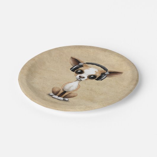 かわいいチワワの子犬Djの身に着けているヘッドホーン ペーパープレート (アングル)