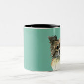 かわいいチワワ犬のポートレート ツートーンマグカップ (中央)