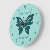 かわいいティール(緑がかった色)カスタムバタフライ女子のベッドルーム ラージ壁時計 (傾斜)