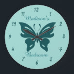 かわいいティール（緑がかった色）カスタムバタフライ女子のベッドルーム ラージ壁時計<br><div class="desc">小さな女の子や10代の部屋のための美しいカスタマイズ可能な部屋時計あなたのパーソナライズするために選択する彼女の名前と他の文字。私の部屋かわいらしの装飾は蝶が大好きだ。</div>