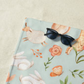 かわいいティール（緑がかった色）ベビーアニマルパステルパターン ビーチタオル (インサイチュ)