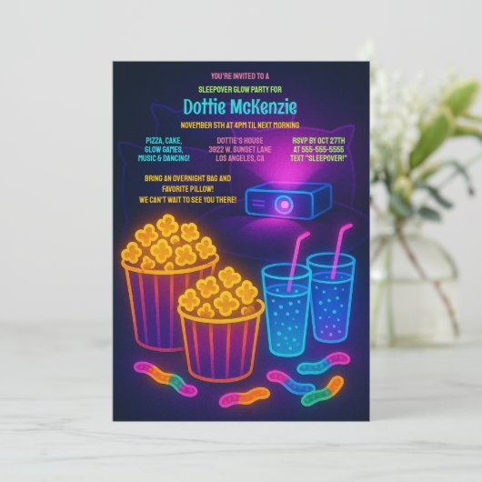 かわいいティーンエイジのスリップグローパーティームービー招待状 招待状 (スタンド正面)