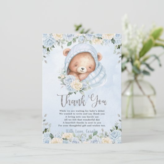 かわいいテディベアーブルーフローラバンドルボーイベビーシャワー サンキューカード (スタンド正面)