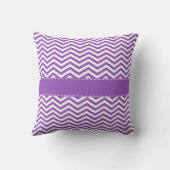 かわいいデイジーオン深い薄紫シェブロン クッション (裏面)