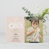 かわいいデイジーフラワー1stバースデーガールワイルドワンフォト 招待状 (スタンド正面)