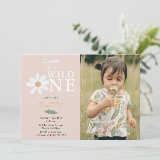 かわいいデイジーフラワー1stバースデーガールワイルドワンフォト 招待状 (スタンド正面)