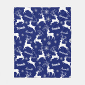 かわいいトナカイのクリスマスの繰り返し名前ブルー フリースブランケット (正面)
