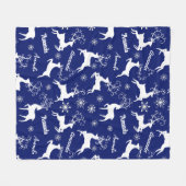 かわいいトナカイのクリスマスの繰り返し名前ブルー フリースブランケット (正面(横))