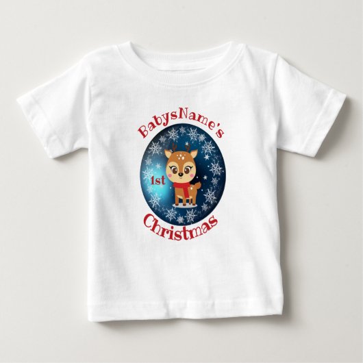 かわいいトナカイのブルーという名前の初めてのクリスマス ベビーTシャツ (正面)