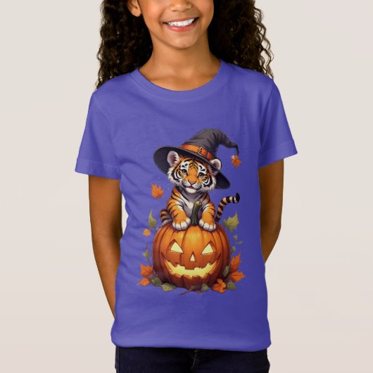 かわいいトラの子が魔女の帽子をかぶって Tシャツ (正面)