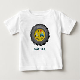 かわいいトラクターのタイヤが好きなトラクター少年名Tシャツ ベビーTシャツ