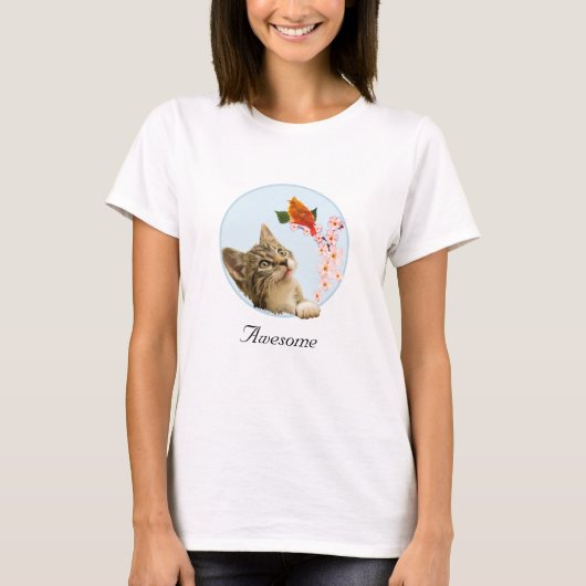 かわいいトラ猫、花と赤い小鳥 Tシャツ (正面)