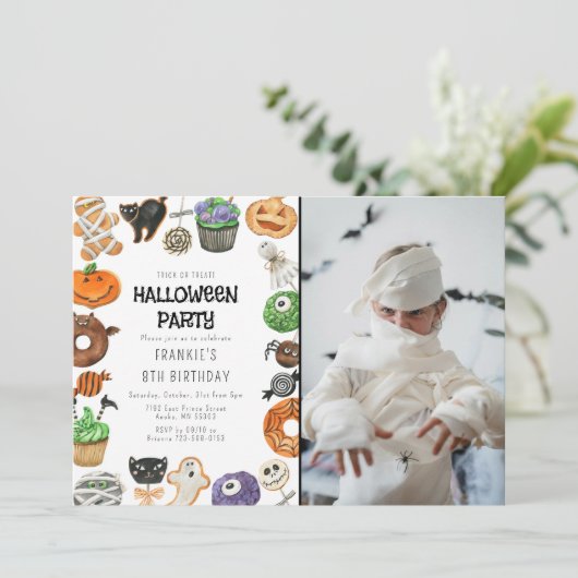 かわいいトリックまたはトリートハロウィーンフォト誕生日 招待状 (スタンド正面)