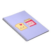 かわいいトーストおよびイチゴジャム、広げられた愛 ノートブック (右側)