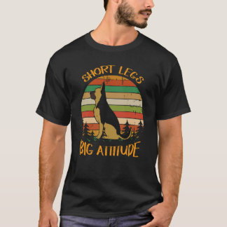 かわいいドイツ+シェパードの短い足で大きな態度 Tシャツ
