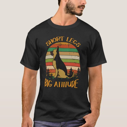 かわいいドイツ+シェパードの短い足で大きな態度 Tシャツ (正面)