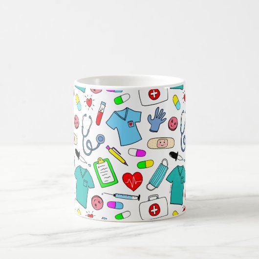 かわいいドクターナース医療用品パターン コーヒーマグカップ (中央)