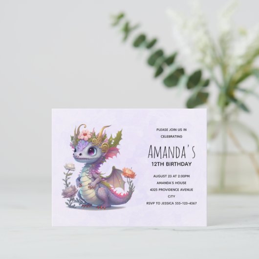 かわいいドラゴンと優雅な王冠の誕生日招待状 ポストカード (スタンド正面)