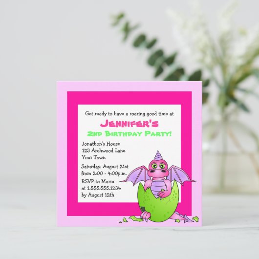 かわいいドラゴンをテーマにした子ども誕生日-ピンクと緑 招待状 (スタンド正面)
