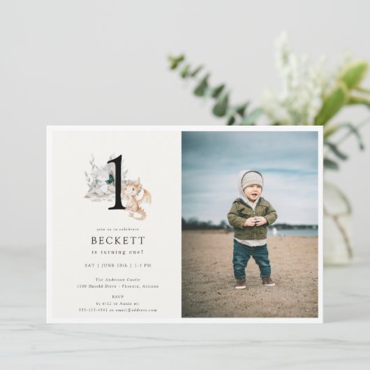 かわいいドラゴンテーマの最初の誕生日パーティーの写真 招待状 (スタンド正面)