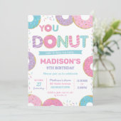 かわいいドーナツとスプリンクルズの誕生日パーティー 招待状 (スタンド正面)