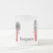 かわいいナイフのフォークとスプーン刃物の漫画 フロストグラスマグカップ (中央)