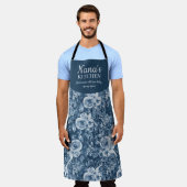 かわいいナナのキッチンのネイビーブルーフローラ水色 エプロン (着用した状態)