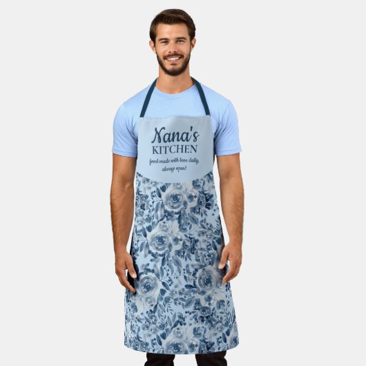 かわいいナナのキッチンのライトブルーフローラ水色 エプロン (着用した状態)