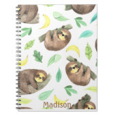 かわいいナマケモノが枝に座り、浮かんだバナナ。とってもかわいい！バナナとナマケモノが好き。ナマケモノ ノートブック (正面)