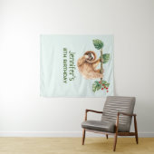 かわいいナマケモノが逆さまにぶら下がっている水彩画の誕生日タペストリー タペストリー (インサイチュ(横))