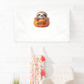 かわいいナマケモノに座って。文字ハッピーハロー 横断幕 (インサイチュ)