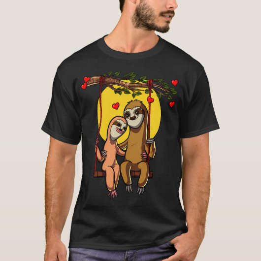 かわいいナマケモノのカップル Tシャツ (正面)