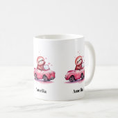 かわいいナマケモノのピンクのオープンカー運転 コーヒーマグカップ (正面右)