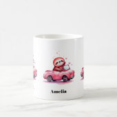 かわいいナマケモノのピンクのオープンカー運転 コーヒーマグカップ (中央)