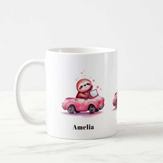 かわいいナマケモノのピンクのオープンカー運転 コーヒーマグカップ (左)