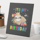 かわいいナマケモノの誕生日パーティー コスチューム 台座サイン (インサイチュ)