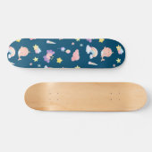 かわいいナルワールフィッシュユニコーン虹の海の女の子のパターン スケートボード (横)