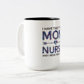 かわいいナースのお母さん私に2つのタイトルのお母さんおよびナースのギフトがあります ツートーンマグカップ (正面左)