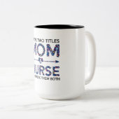 かわいいナースのお母さん私に2つのタイトルのお母さんおよびナースのギフトがあります ツートーンマグカップ (正面右)