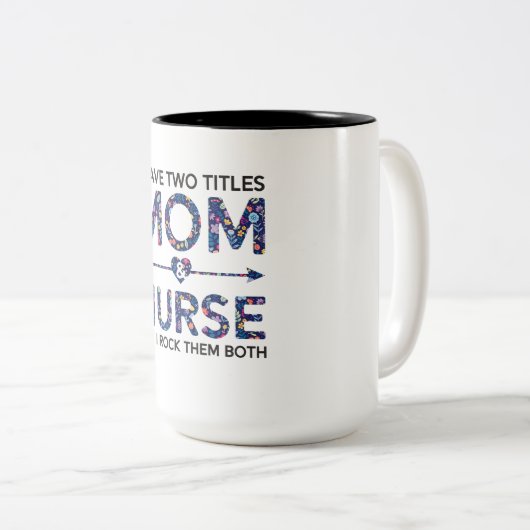 かわいいナースのお母さん私に2つのタイトルのお母さんおよびナースのギフトがあります ツートーンマグカップ (正面右)