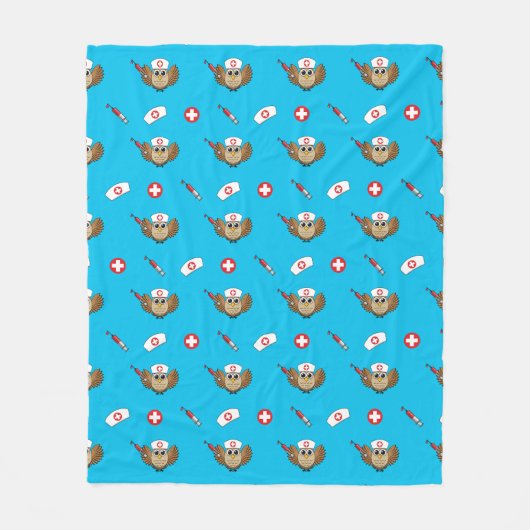 かわいいナースフクロウとシリンジ漫画 フリースブランケット (正面)