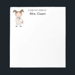 かわいいナースメモ帳 ノートパッド<br><div class="desc">ナース素晴らしの贈り物や自分の買ために。学校のナースにも最適。白いメモ帳で、トップコーナーに可愛らしいスティックのフィギュアナース離れが付いている。他の製品やデザインをチェック。©スクレープピンドードル</div>
