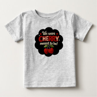 かわいいニット風のタイポグラフィとチェリー ベビーTシャツ
