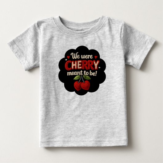 かわいいニット風のタイポグラフィとチェリー ベビーTシャツ (正面)