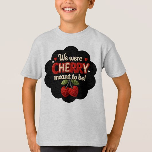 かわいいニット風のタイポグラフィと愛らしいチェリー Tシャツ (正面)