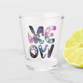 かわいいニャー猫のシルエットと猫のパウのプリント ショットグラス (正面)