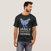 かわいいニワトリに気を取られる農場の動物の言葉 Tシャツ (正面フル)