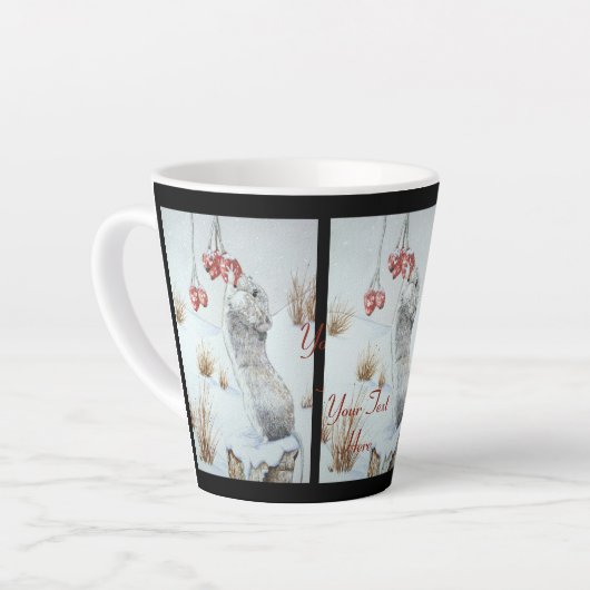 かわいいネズミと赤いベリーの雪のシーン野生動物 カフェラテマグ (左アングル)
