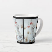 かわいいネズミと赤いベリーの雪のシーン野生動物 カフェラテマグ (右アングル)