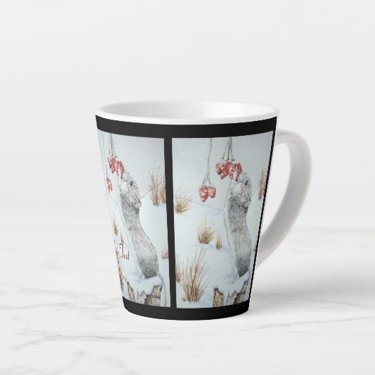 かわいいネズミと赤いベリーの雪のシーン野生動物 カフェラテマグ (右アングル)